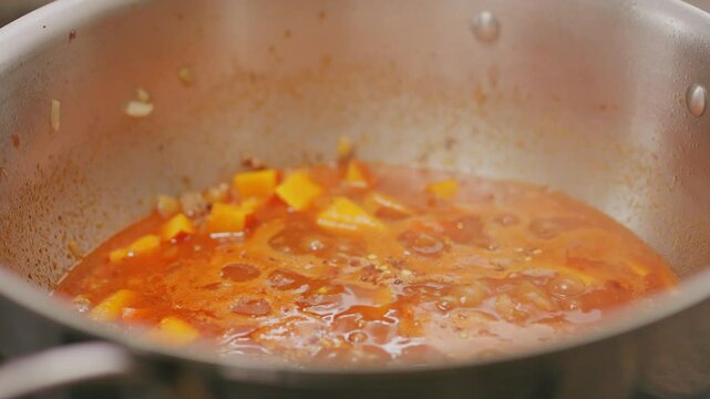 Kochen verschiedenstes Gem&uuml;se mit Karotten Zwiebeln, Kartoffeln in Wasser im Aluminium Topf Gesunder Lifestyle mit gesunder Ern&auml;hrung, leckerem und gesundem Essen, Vegane Mahlzeit