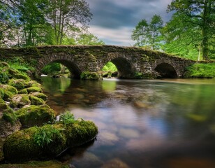 Fototapeta premium Un tranquilo canal está conectado por un antiguo puente de piedra cubierto de musgo, hiperealista, 4k