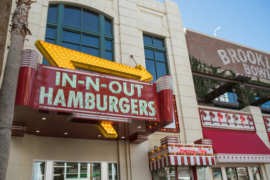 2024年12月にアメリカ合衆国のラスベガスにて、The LINQ Promenadeに位置するハンバーガー店「In-N-Out Burger（イン・アンド・アウト・バーガー）」の外観とネオン看板。