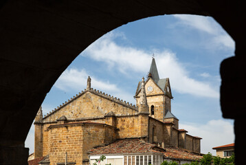 Fototapeta premium Vista de una iglesia desde unos soportales
