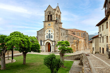 Fototapeta premium Iglesia antigua en el pueblo de Frías, Burgos