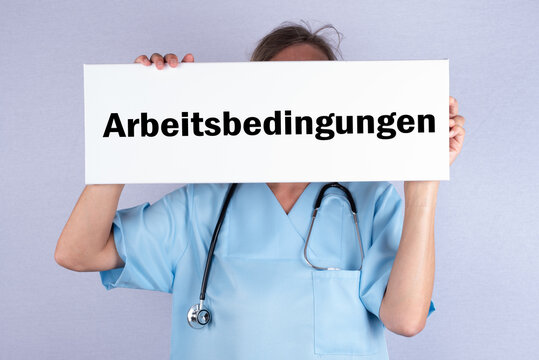 Krankenschwester oder Altenpflegerin h&auml;lt ein Schild hoch auf dem Arbeitsbedingungen steht. Konzept Arbeitsbedingungen in der Pflege