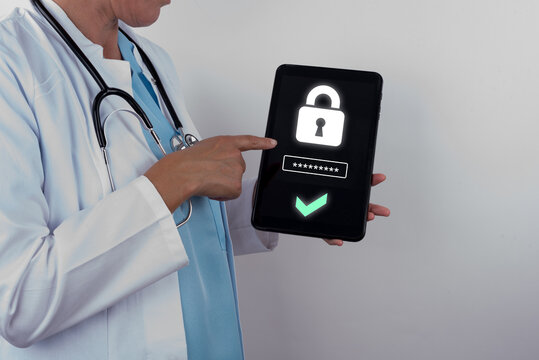 &Auml;rztin zeigt auf ein Tablet auf dem eine Abfrage f&uuml;r ein Passwort zu sehen ist. Konzept Datenschutz im Krankenhaus oder Arztpraxis
