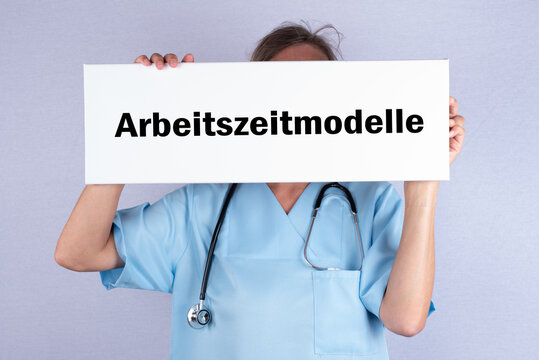 Krankenschwester oder Altenpflegerin h&auml;lt ein Schild hoch auf dem Arbeitszeitmodelle steht. Konzept Arbeitsbedingungen in der Pflege