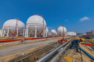 Obraz premium White spherical propane tanks containing