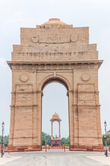 Obraz premium The India Gate is a grand war memorial near Rajpath in New Delhi, honoring fallen soldiers with historical and architectural significance.