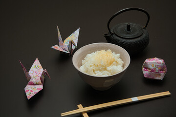 南部鉄器の急須と茶碗に盛られた炊き立てのご飯