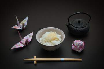 南部鉄器の急須と茶碗に盛られた炊き立てのご飯