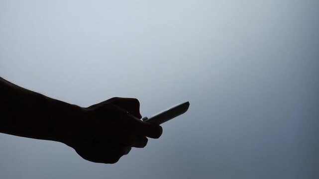 m&atilde;o segurando celular 