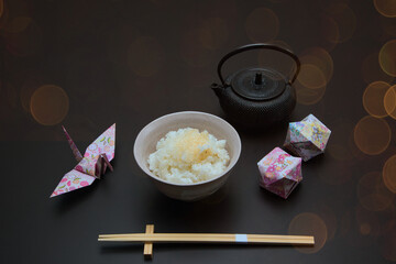 南部鉄器の急須と茶碗に盛られた炊き立てのご飯