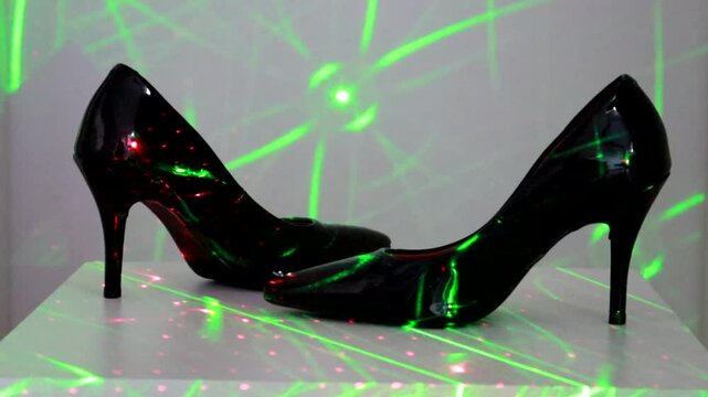 sapato alto com luzes coloridas festa noturna 