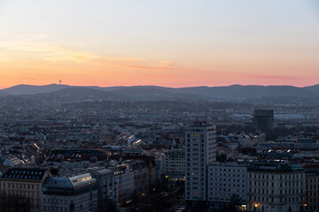 Obraz premium Vienna Cityscape at Sunset – A Stunning Blend of History and Warm Colors