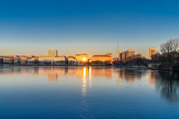 Obraz premium Hamburg, Germany. Frozen Inner Alster Lake (German: Binnenalster) with downtown cityscape.