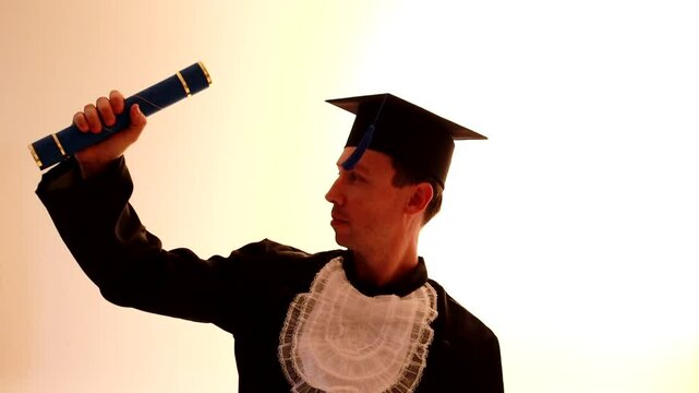 homem formando celebra  diploma nas m&atilde;os 