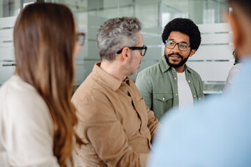 Obraz premium A focused discussion among business professionals in a sleek office setting. Innovation and strategy drive success, fostering teamwork and productivity in modern workplaces