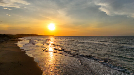 Foto a&eacute;rea capturado con drone sobre una playa de la costa caribe colombiana, al atardecer.