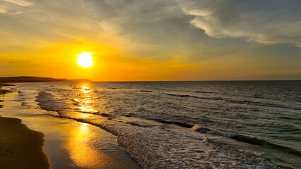 Foto aérea capturado con drone sobre una playa de la costa caribe colombiana, al atardecer. © LUISEFEVIDEOS