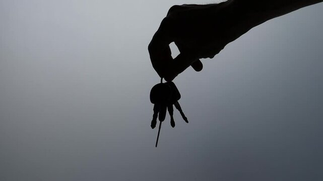 silhueta de homem segurando chaves 