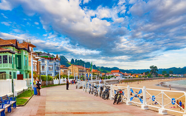 Paseo marítimo en Ribadesella, Asturias, España.Paisaje escénico de arquitectura y playa.