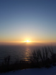 Obraz premium Sonnenaufgang am See mit Nebel - Panorama
