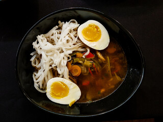 Ramen Japanische Nudelsuppe mit Gemüse und Ei