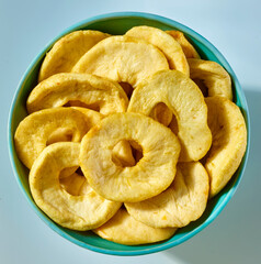 Trockenfruechte Apfel in gruenlicher Schale Topshot, getrocknete früchte, Apfelringe, isoliert, 