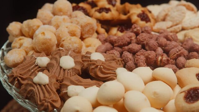 4k Close-up de bandeja de biscoitos amanteigados e petit four com movimento
