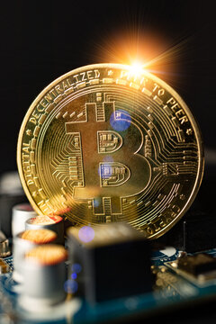 Criptomonedas y tecnolog&iacute;a Bitcoin.Monedero digital con bloque encriptado. Concepto de blockchain y moneda global. Transacciones econ&oacute;micas a trav&eacute;s de internet.