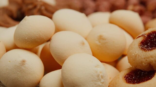 4k Close-up Macro de bandeja de biscoitos amanteigados e petit four com movimento