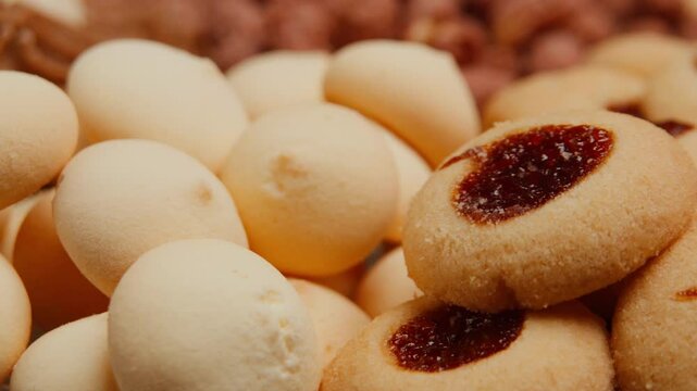 4k Close-up Macro de bandeja de biscoitos amanteigados e petit four com movimento