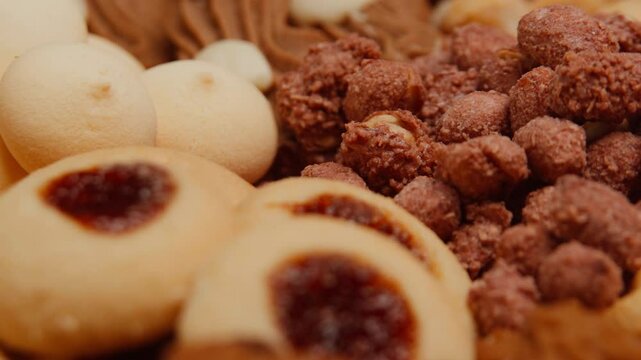 4k Close-up de bandeja de biscoitos amanteigados e petit four com movimento