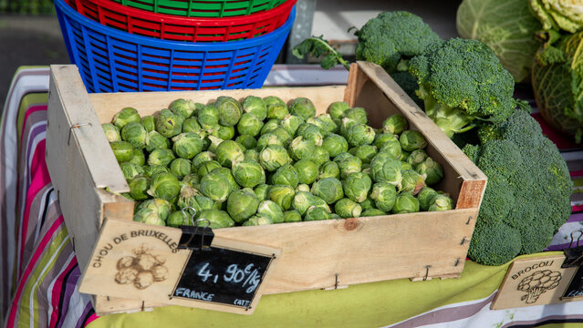 March&eacute; de produits frais. Choux de Bruxelles.