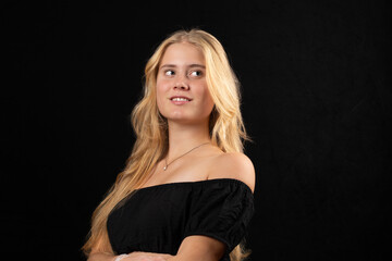 Naklejka premium Model, jung, blond, schwarzer Hintergrund
