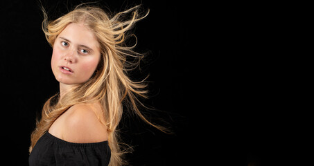 Model, jung, blond, schwarzer Hintergrund