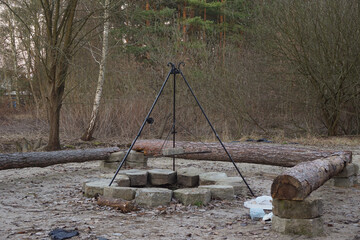 Ognisko z trójnogiem do gotowania na ogniu. © Wiktor