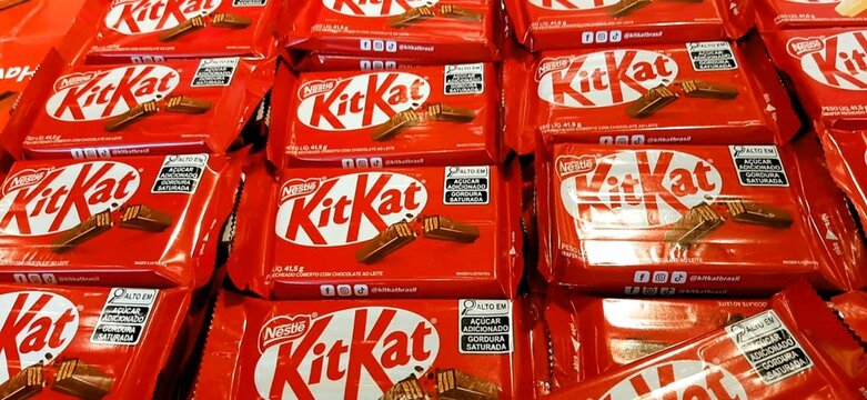 Kit Kat - Marca comercial de chocolate composto pela combina&ccedil;&atilde;o de wafer coberta por chocolate criada em 1935 pela empresa Rowntrees da Inglaterra.