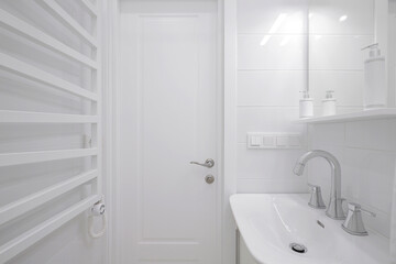 Faucet with ceramic sink and mirror in the bathroom
