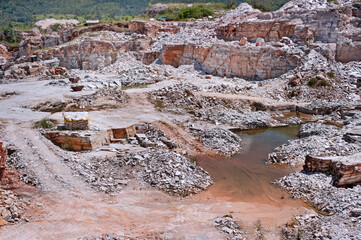 Waste pile resulting from sandstone mineral extraction, leaving a negative environmental liability. Quartzite is non-foliated metamorphic rock with quartz crystals, used floor cover. Pirenópolis 2020
