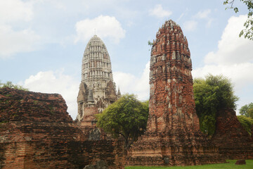 Wat Ratchaburana is the largest and oldest temple. Has a reputation and is very famous for being attacked by a number of criminal groups.Illegally dug a crypt inside the main Pagoda. At Ayutthaya city