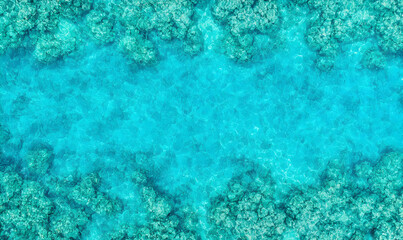 Obraz premium Serene Aerial View of Clear Turquoise Waters and Coral Reefs