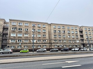 Obraz premium view of an old gray building on a Warsaw street on a cold winter day 