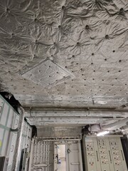 Insulated roof onboard drill ship