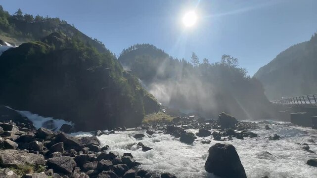 Latefossen Wasserfall in Norwegen als Sehensw&uuml;rdigkeit und Touristenhotspot