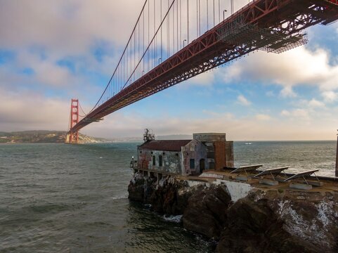 Golden Gate Bridge view from Lime Point Historic Lighthouse, San Francisco, USA.  The bridge is an iconic landmark. Sausalito, California, USA - Powered by Adobe