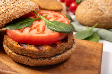 Make burger buns with vegan or vegetarian patties or burgers made from soybeans, grains, vegetables, grilled healthy food