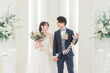 結婚式場でガーランドを持つ新郎新婦（ブライダル・ウェディング）
