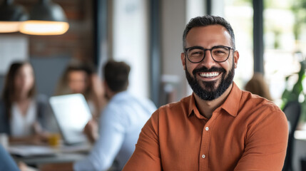 Obraz premium senior manager in vibrant office setting, smiling confidently while engaging with colleagues.