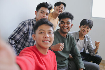 Obraz premium Group Of Multiracial Young Student People Smiling And Taking A Selfie Together