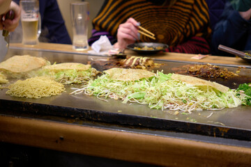 【広島】鉄板の上で調理される広島風お好み焼き