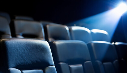 Fototapeta premium 映画館 スクリーン 光 椅子 暗闇 観客 鑑賞 エンターテイメント 物語 感動 非日常 没入 音響 特別 空間 期待 興奮 映画 映像 劇場